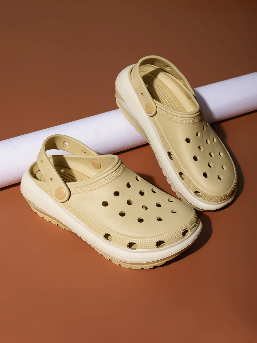 Mules en PU beige à enfiler style Croc (TC-RS3496-BEIG)