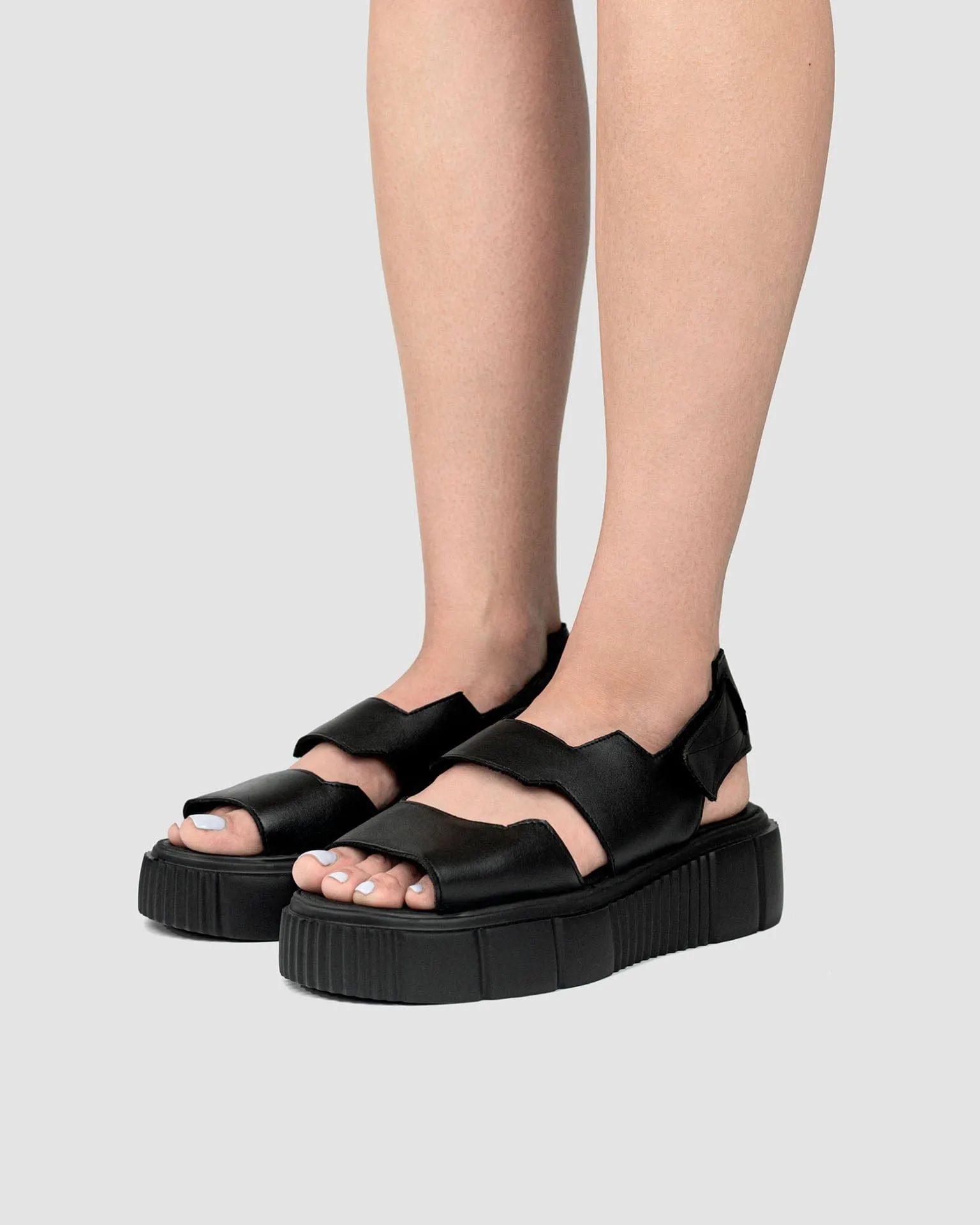 Sandales plateforme en cuir de cactus vegan audacieux Desserto® | Noir