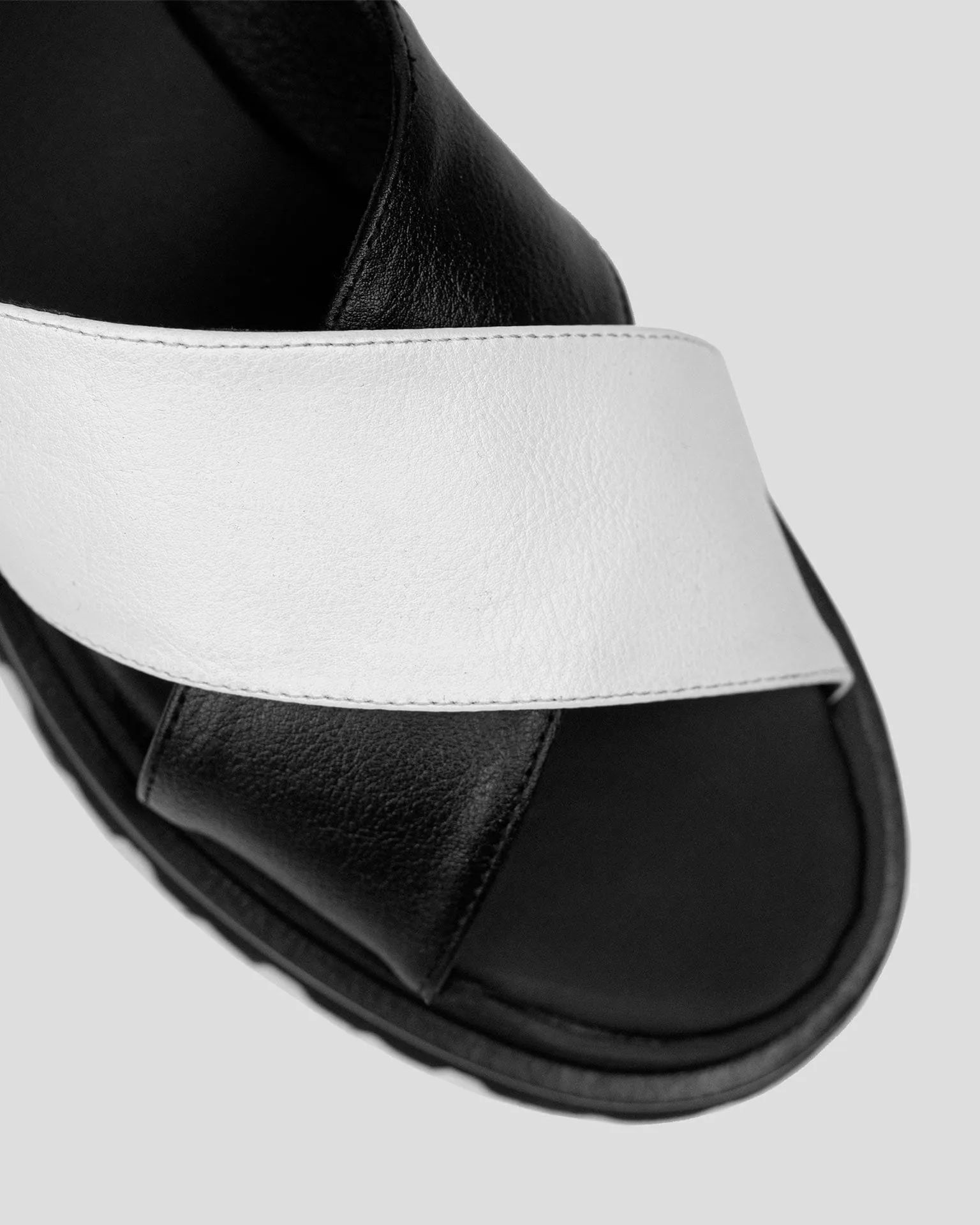 Sandales Medley Cross Strap en Cuir Desserto® de Cactus | Noir & Blanc