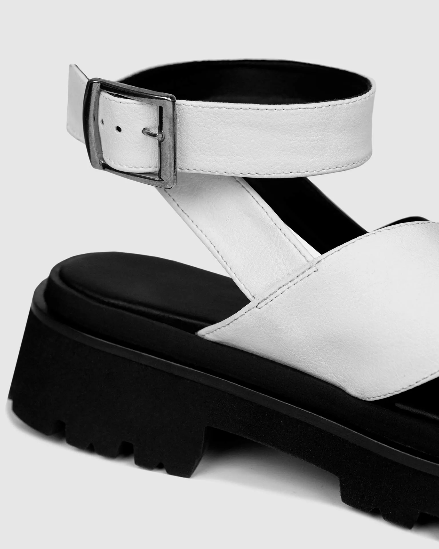 Sandales Medley Cross Strap en Cuir Desserto® de Cactus | Noir & Blanc