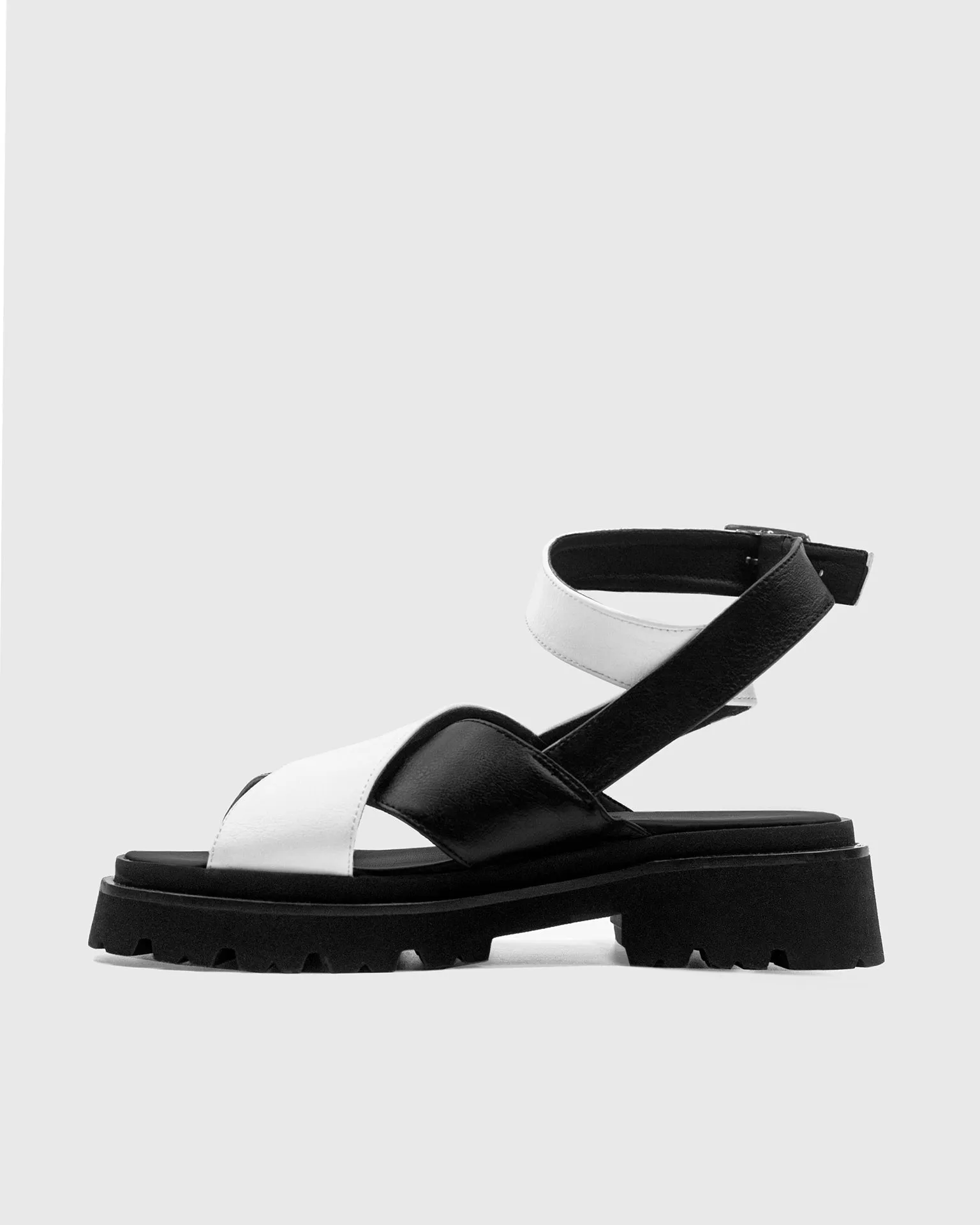 Sandales Medley Cross Strap en Cuir Desserto® de Cactus | Noir & Blanc