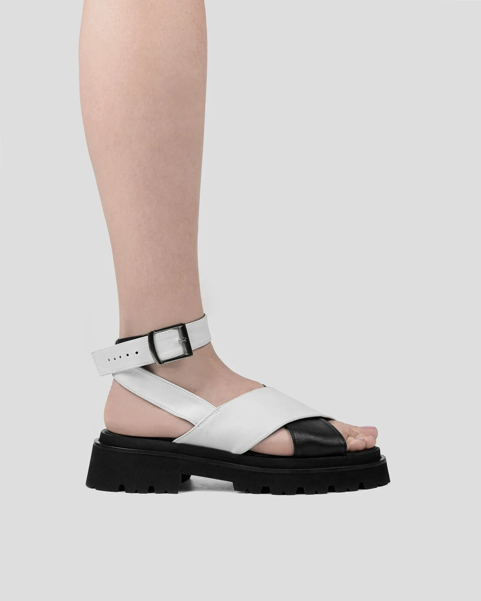 Sandales Medley Cross Strap en Cuir Desserto® de Cactus | Noir & Blanc