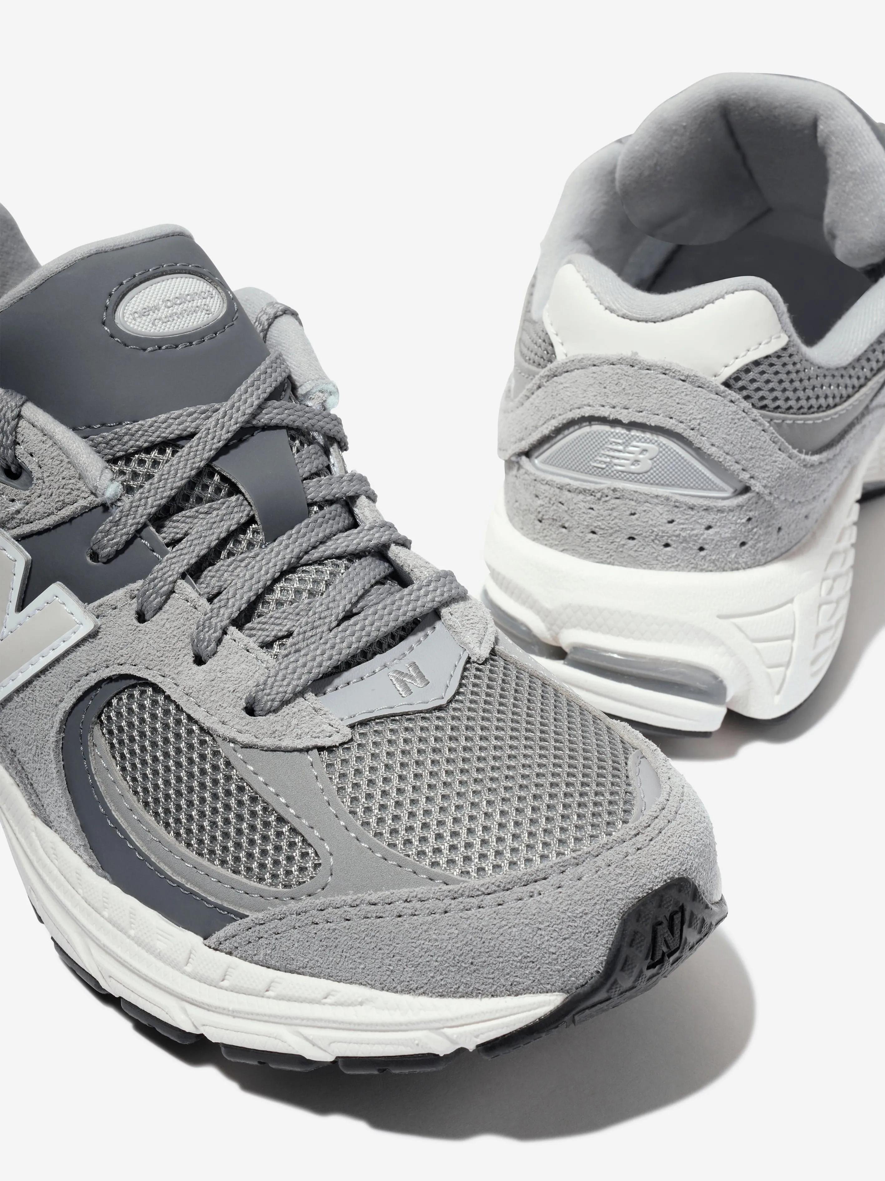 New Balance Enfants 2002 Chaussures de Sport à Lacets avec Logo en Gris