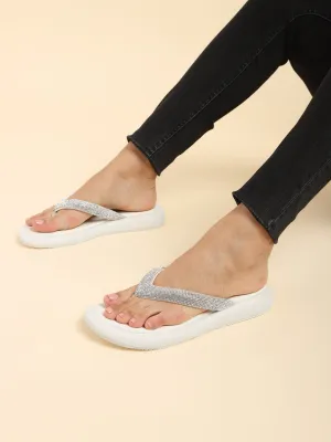 Escarpins élégants à bride T en simili cuir Off White avec embellissements (TC-RS3639-OWHT)