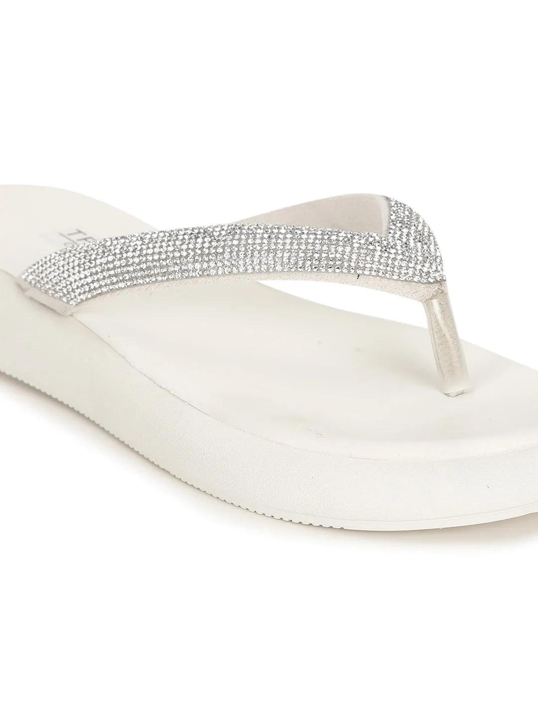 Escarpins élégants à bride T en simili cuir Off White avec embellissements (TC-RS3639-OWHT)