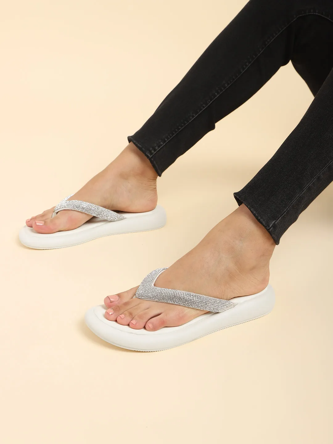 Escarpins élégants à bride T en simili cuir Off White avec embellissements (TC-RS3639-OWHT)